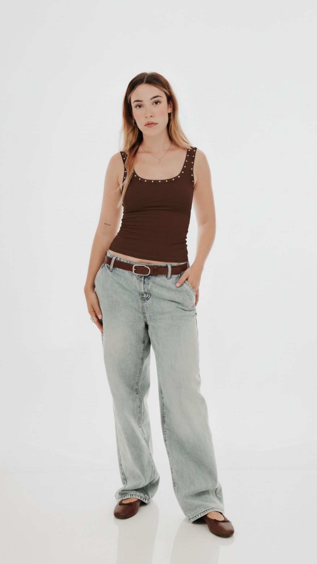 Top nadadora con tachuelas