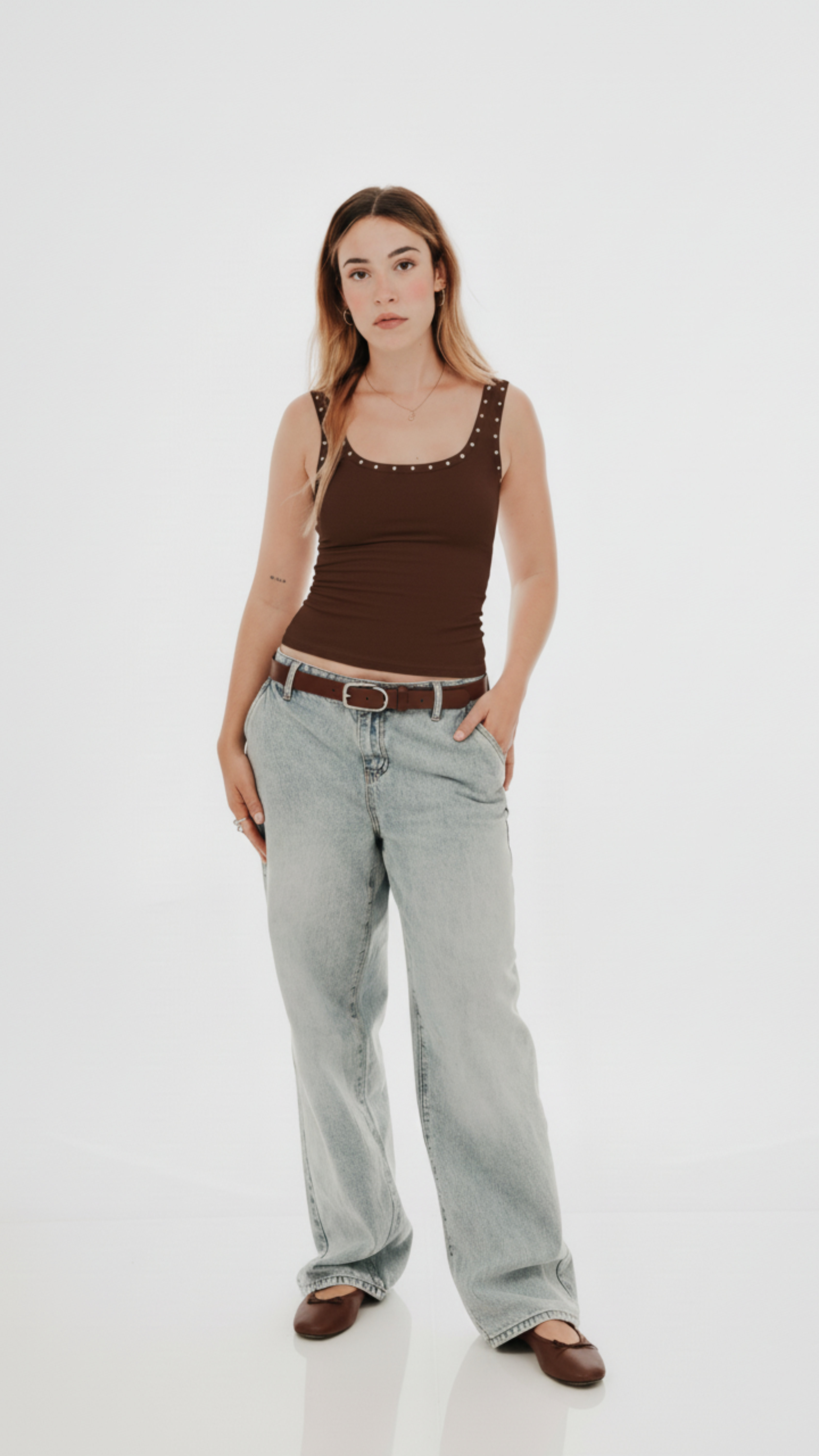 Top nadadora con tachuelas